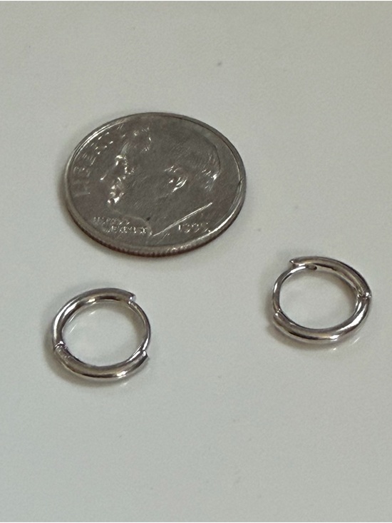 Must Have Jewelry - Must Have Minimalist Mini Hoop Links in Silver Tone